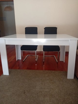 Mesa de comedor blanca y negra, sillas de regalo