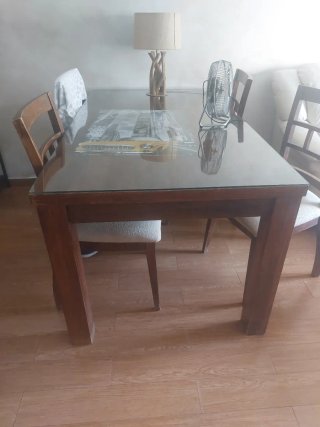 Mesa de comedor con 4 sillas