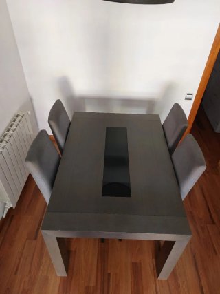 Mesa de comedor de madera gris y negra