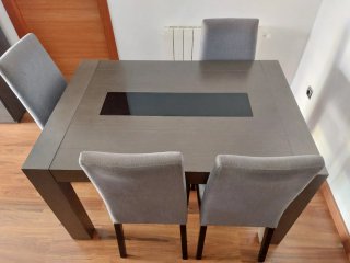Mesa de comedor de madera gris y negra