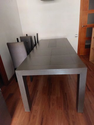 Mesa de comedor de madera gris y negra