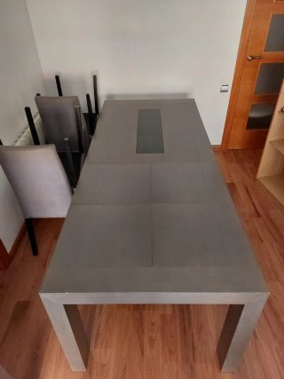 Mesa de comedor de madera gris y negra