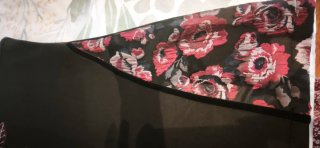 Vestidos negros con bordados uno azul  y otro rosa