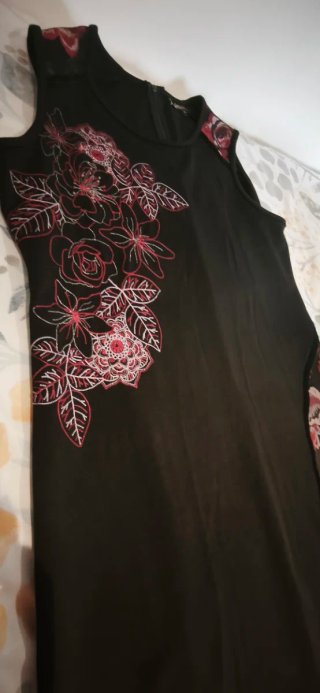 Vestidos negros con bordados uno azul  y otro rosa
