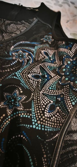 Vestidos negros con bordados uno azul  y otro rosa