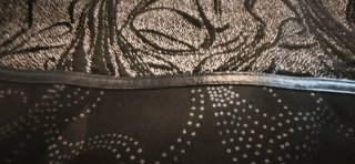 Vestidos negros con bordados uno azul  y otro rosa