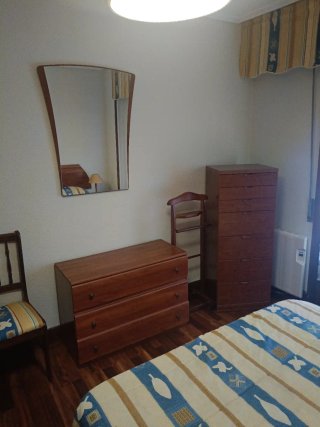 Cómoda, sinfonier y espejo de madera