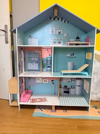 Casa de muñecas en perfecto estado