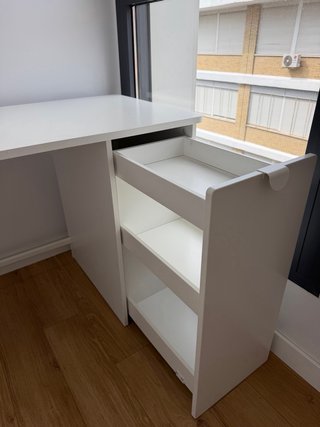 Escritorio blanco con módulo extraíble. LÄRANDE
