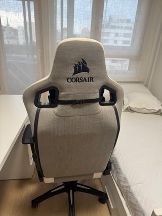 Silla Corsair de tela gris y blanca