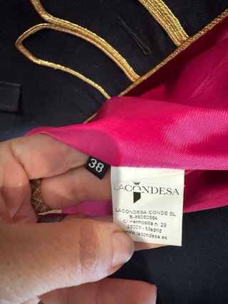 Chaqueta militar negra y roja