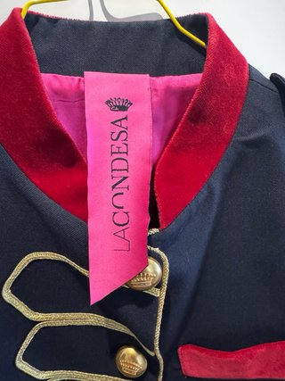 Chaqueta militar negra y roja