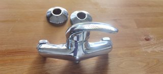 Grifo cromado y embellecedores