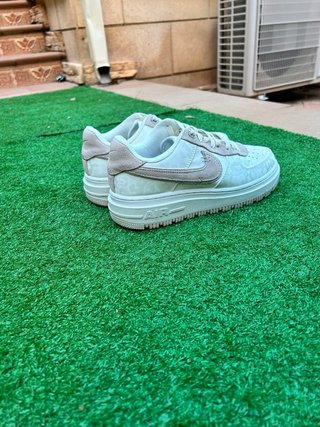Nike Air Force 1 Blancas y Beige