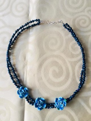 Collana perle nere con fiori blu