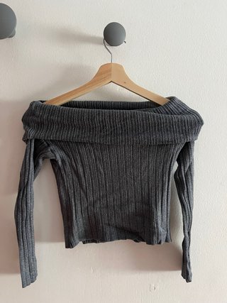 Jersey gris canalé hombros descubiertos