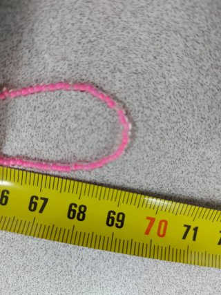 Colar de missangas rosa feito à mão