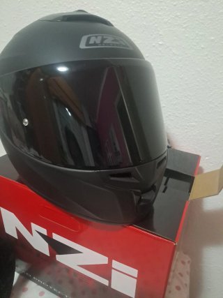 Casco de moto negro mate NZI