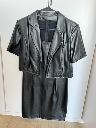 Vestido y chaqueta polipiel negro