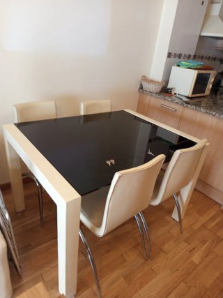 Mesa comedor y 4 sillas