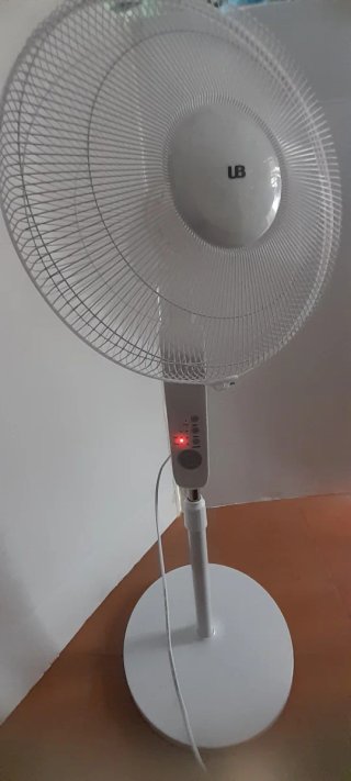 Ventilador de pie blanco