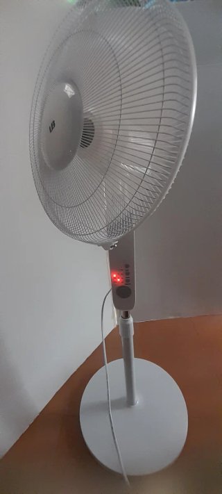 Ventilador de pie blanco