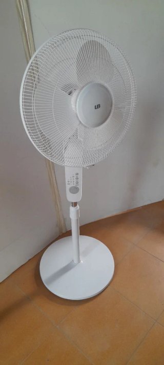 Ventilador de pie blanco