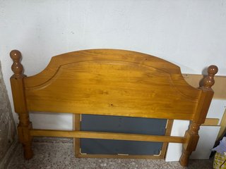 Cabecero de madera marrón