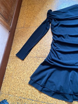 Vestido negro escotado manga larga