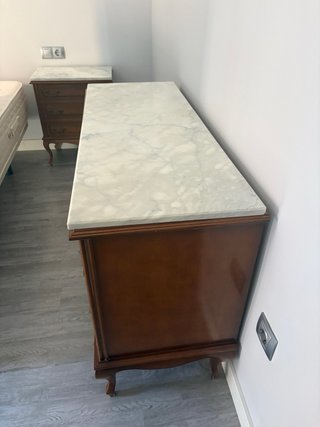 Cómoda y mesitas de noche madera y mármol