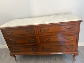 Cómoda y mesitas de noche madera y mármol