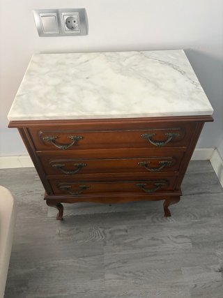 Cómoda y mesitas de noche madera y mármol