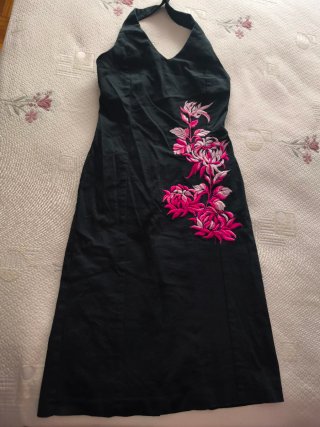 Vestido negro con bordado floral rosa