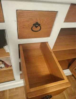 Cómoda de madera y cristal