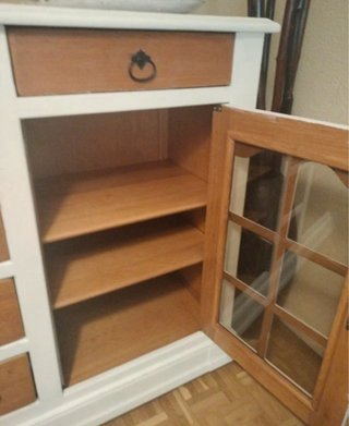 Cómoda de madera y cristal