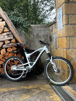 Bicicleta de Enduro Canyon Blanca