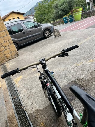 Bicicleta de Enduro Canyon Blanca
