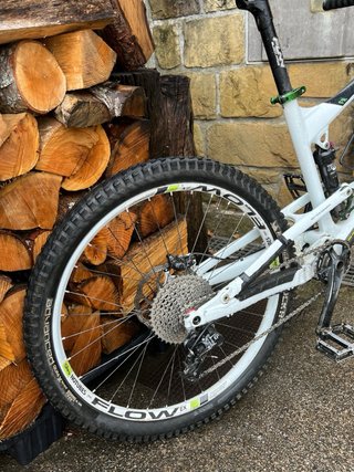 Bicicleta de Enduro Canyon Blanca