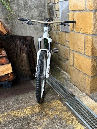 Bicicleta de Enduro Canyon Blanca