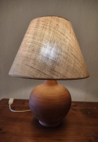 Lámpara de mesa rústica pie de barro