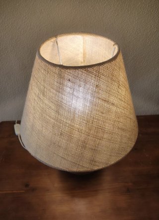 Lámpara de mesa rústica pie de barro