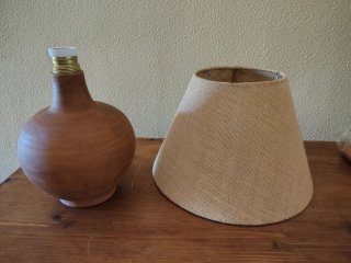Lámpara de mesa rústica pie de barro
