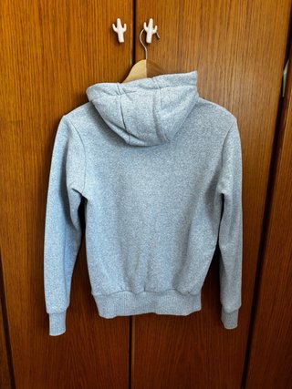 Sudadera gris con capucha y bandera de Noruega