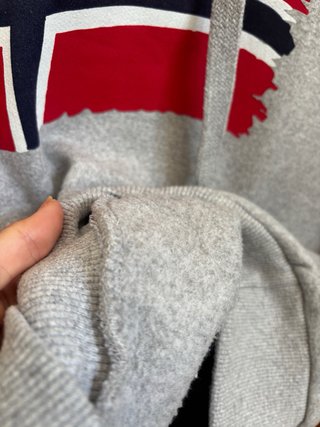 Sudadera gris con capucha y bandera de Noruega