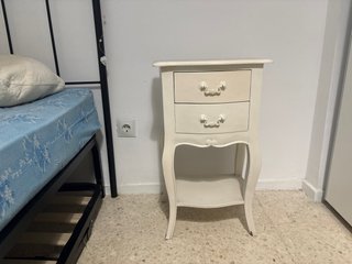 Mesilla de noche blanca de madera