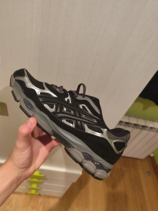 Zapatillas ASICS Negras y Plateadas