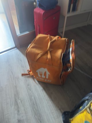 Bolso y casco para repartidor