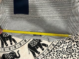 Camiseta gris con bolsillo azul