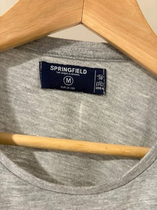 Camiseta gris con bolsillo azul