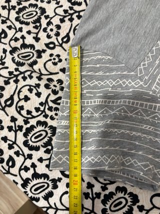 Camiseta gris con bolsillo azul
